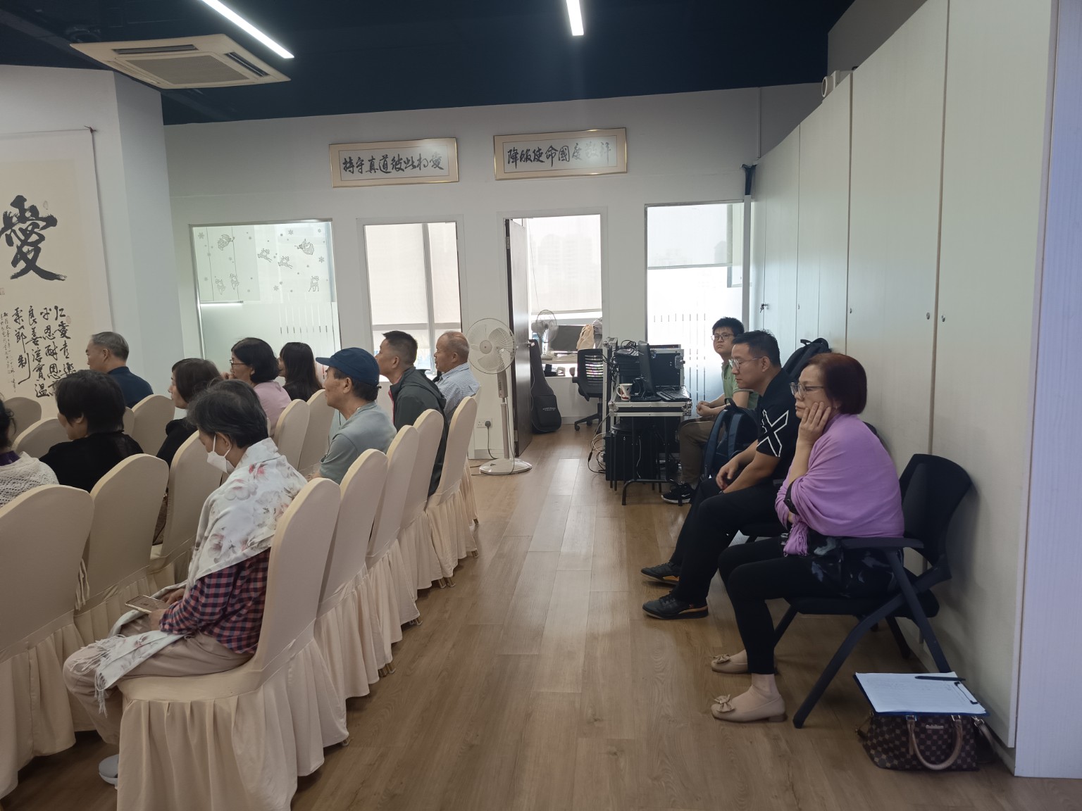 敬拜聚会中会众与后方服事同工彼此配搭