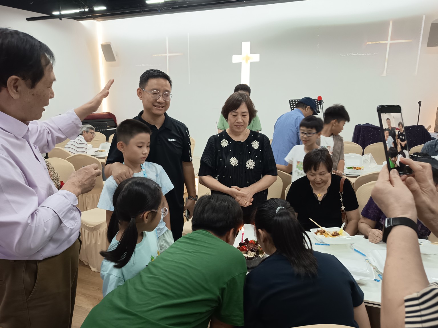 九月生日聚会中大家一起切蛋糕分享喜悦