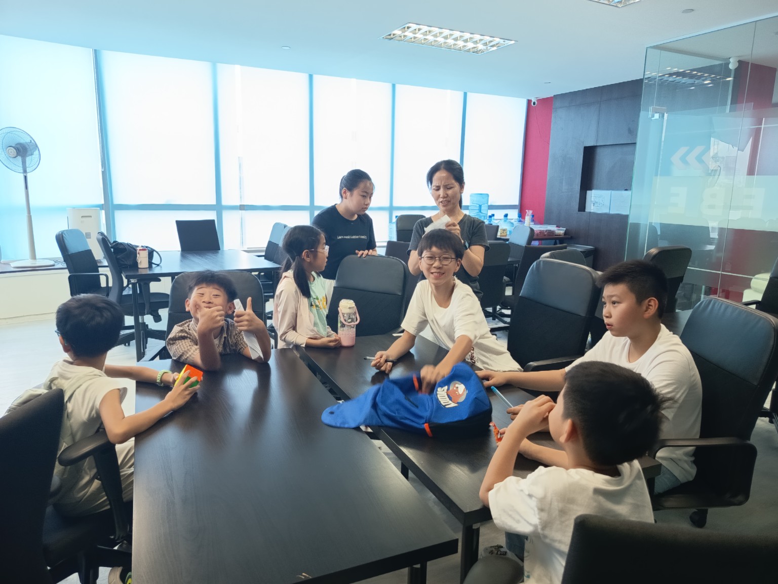 主日学老师与孩子们围坐互动学习