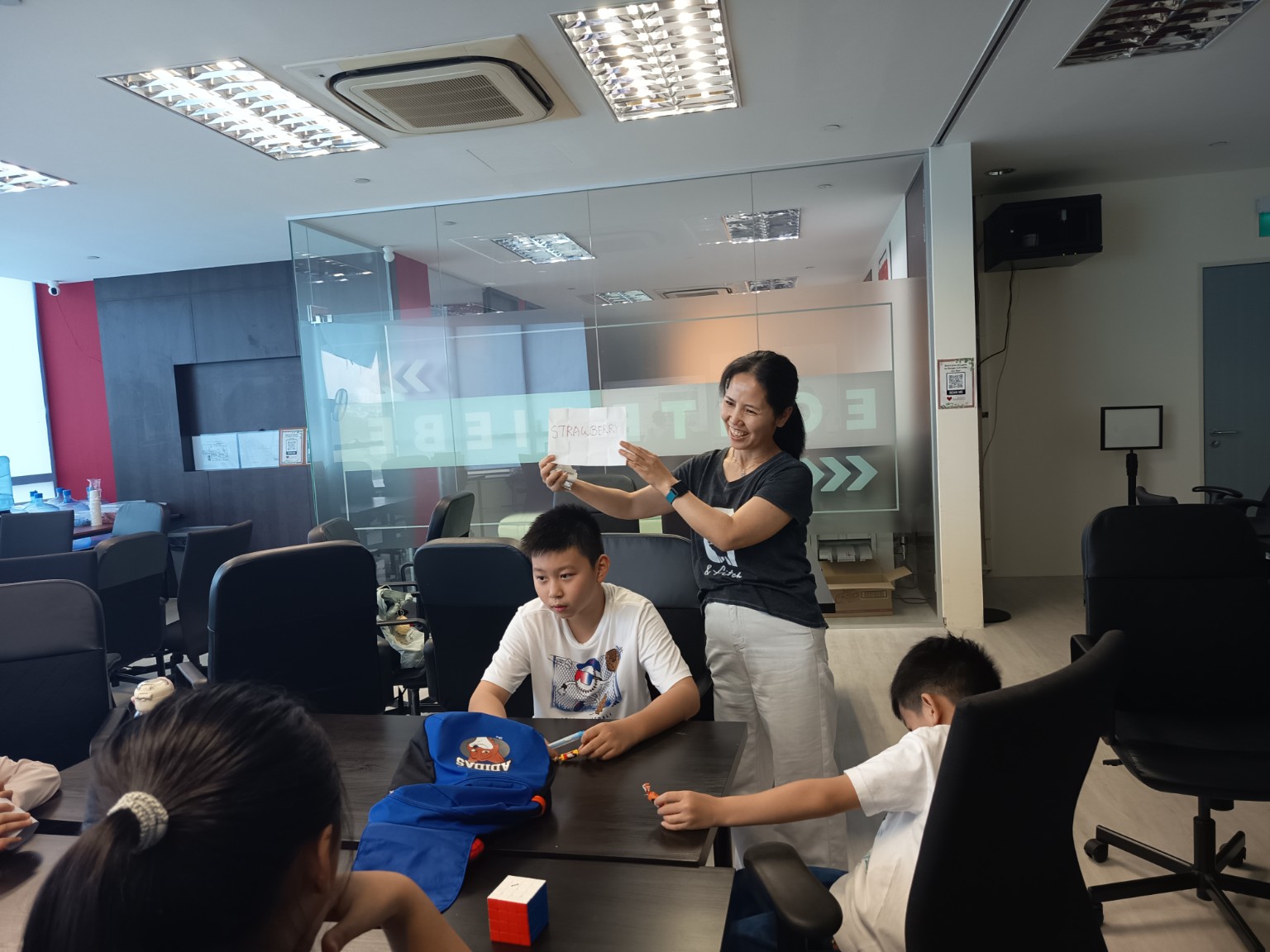 主日学老师带领孩子们参与课堂游戏