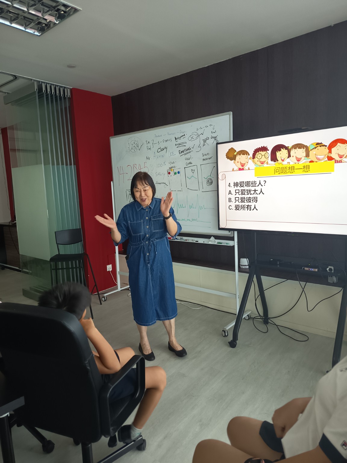儿童主日学老师带领互动课程