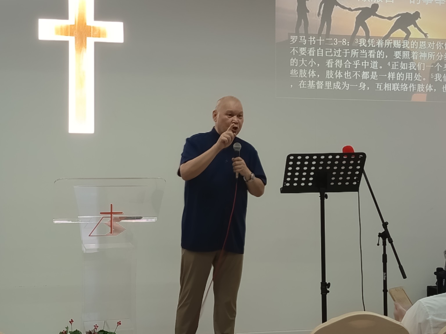 施良其牧师在十字架旁分享事奉的信息