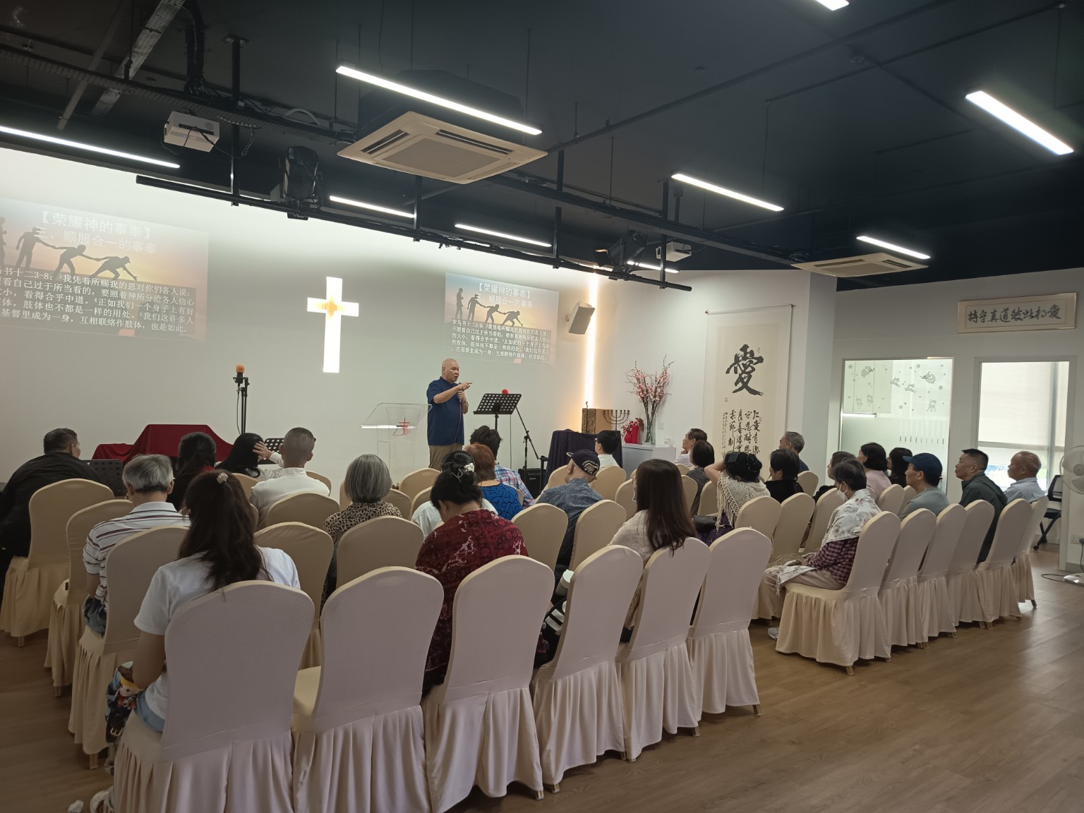 会众聆听施良其牧师讲道