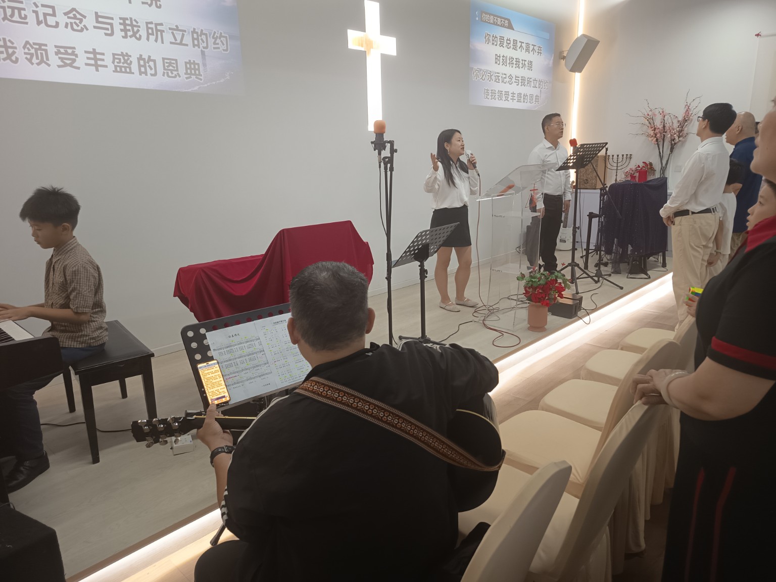 司琴、吉他和领唱同工带领会众敬拜