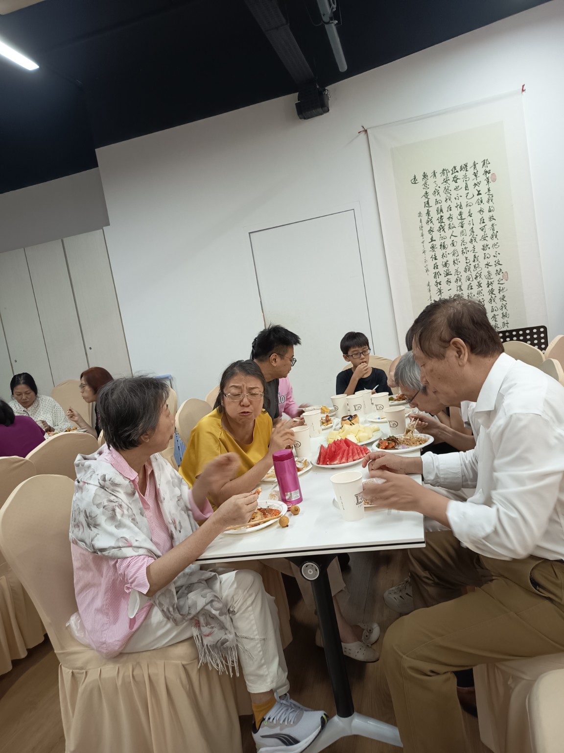 弟兄姊妹共享中秋自助餐