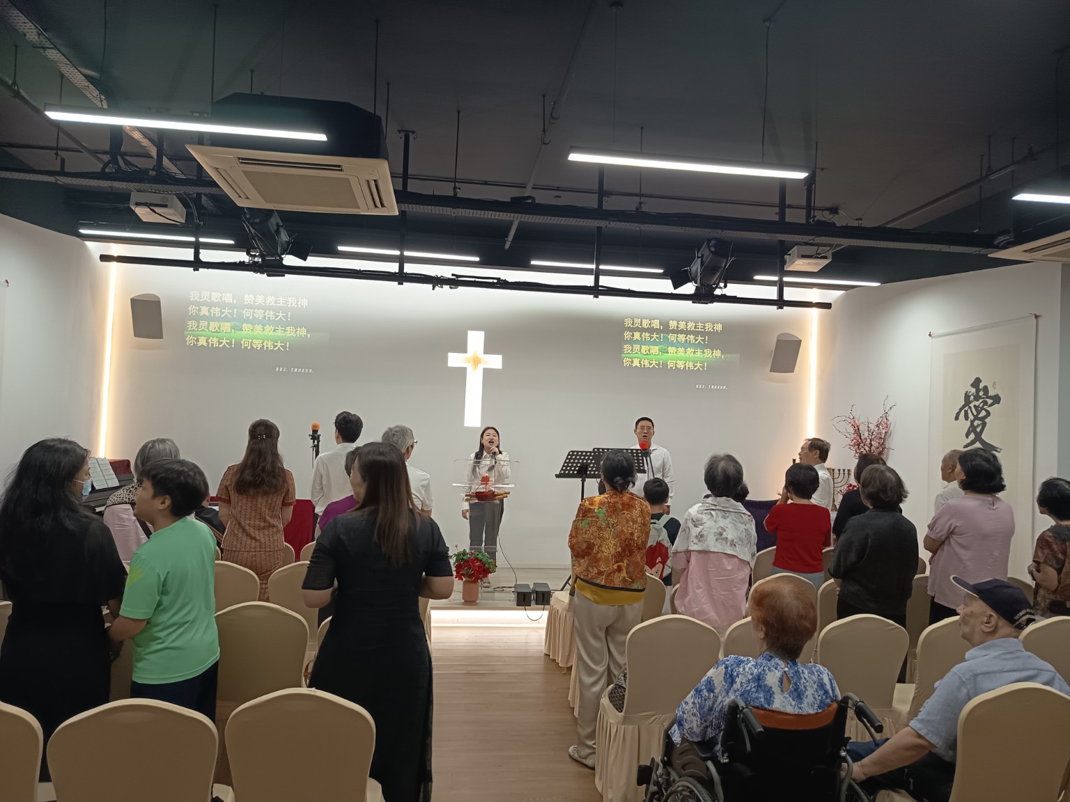 敬拜同工带领会众颂赞