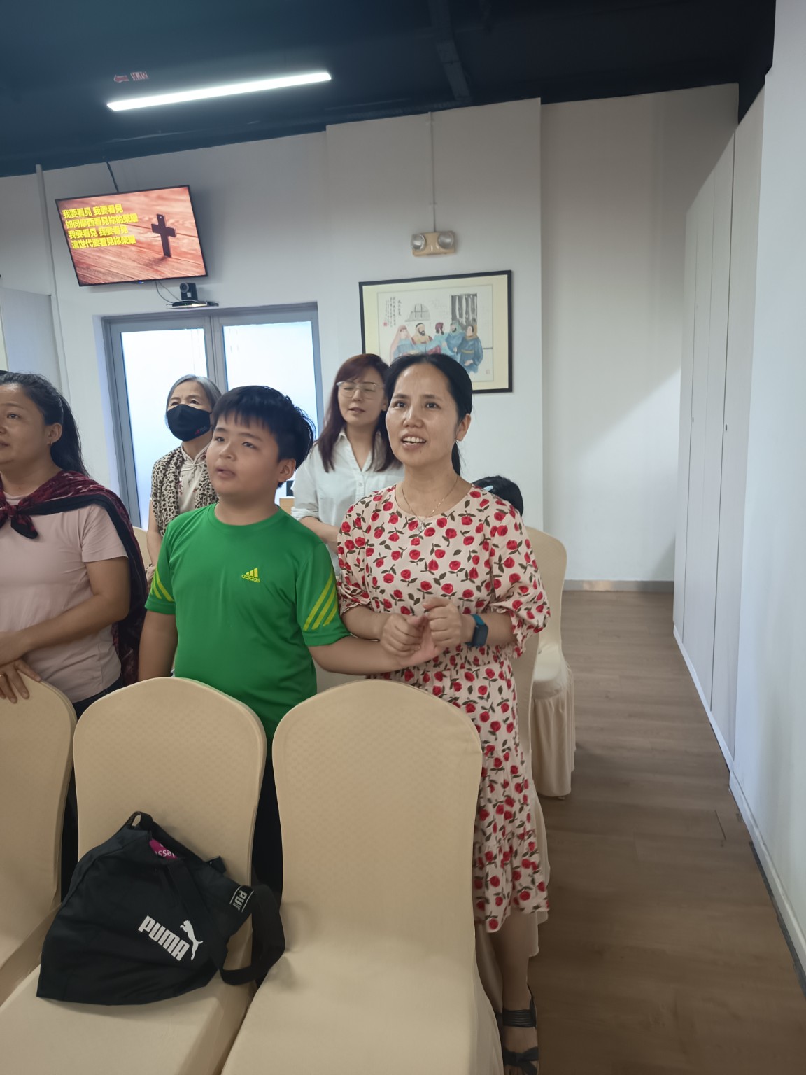 会友在主日聚会中专心唱诗